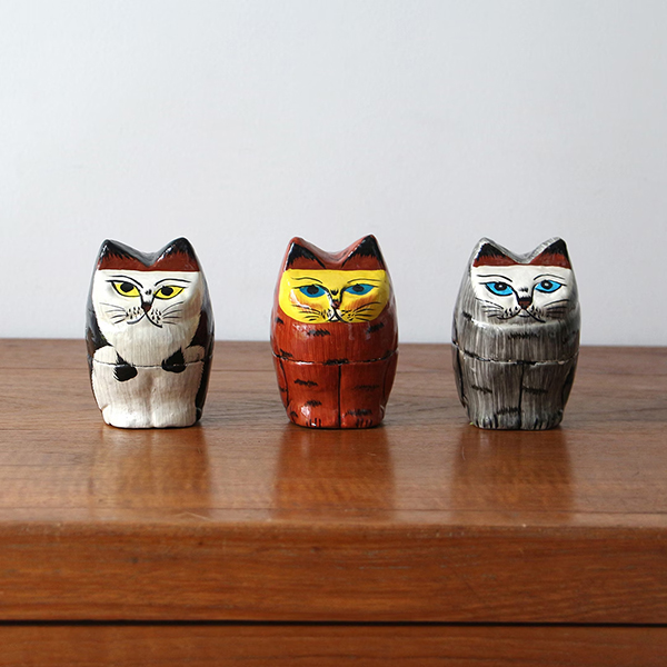 インドの職人が一つひとつ丁寧に手描きで仕上げた、猫モチーフのパピエマシェ小物入れ。