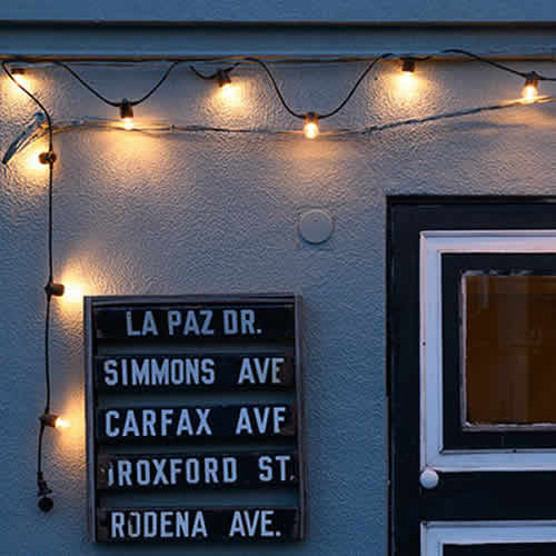 好きな場所に引っ掛けて演出するストリングライト