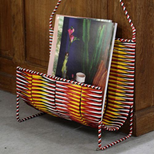 雑誌はもちろんのこと玄関にてルームシューズを収納したり。