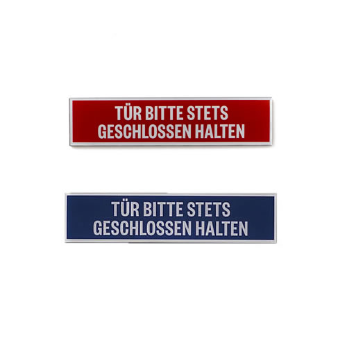 ドアは常に閉じておいてくださいとドイツ語で書かれたマグネット付きのサインプレート