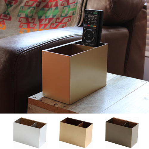 シンプルに、アルミと木の素材の組合せを楽しむリモコンホルダーを作りました。