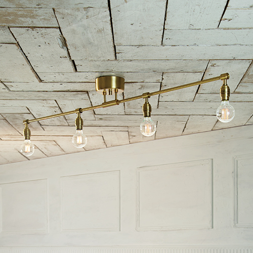 左右に伸びたシンプルなアームに味わい深い「Laiton」ソケットを4つ配置。