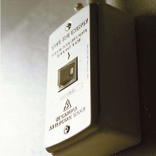 壁面のスイッチパネルをスタイリッシュに変身させるスイッチプレート。