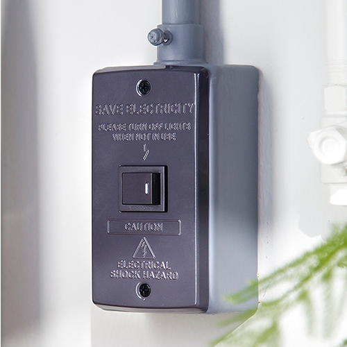 壁面のスイッチパネルをスタイリッシュに変身させるスイッチプレートは小さいながらも存在感抜群。