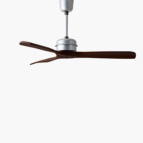 まるで昔の飛行機のプロペラのような羽が魅力のシーリングファン。