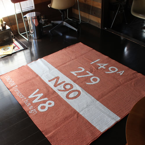 発色のよいカラーリングと肌触りのよいラグ