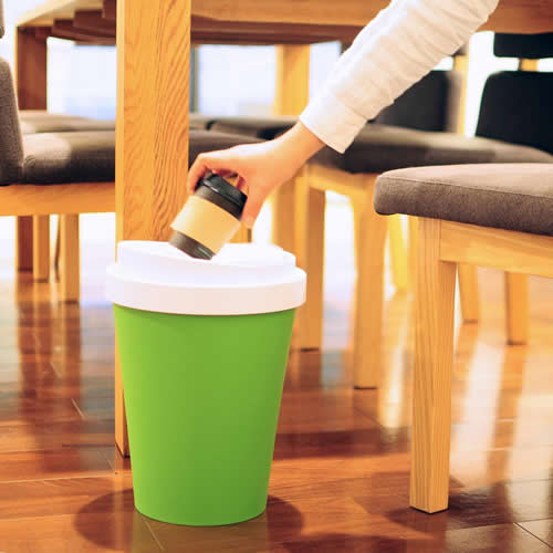 テイクアウト用コーヒーカップのようなフリップタイプのゴミ箱はインテリアとしても重要なポイントになりますね。