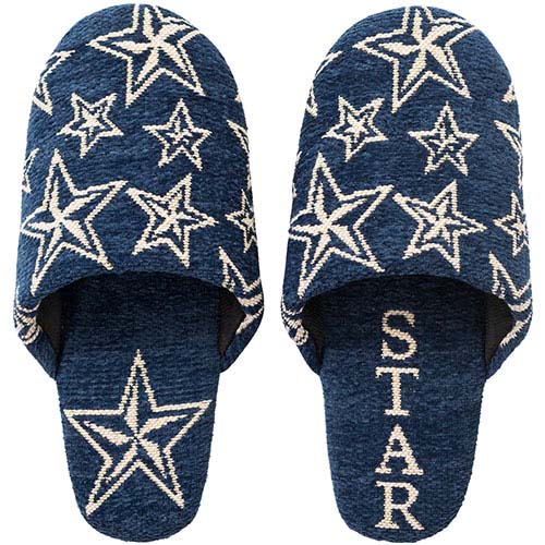 様々な大きさの星が散りばめられた印象的なルームシューズ。