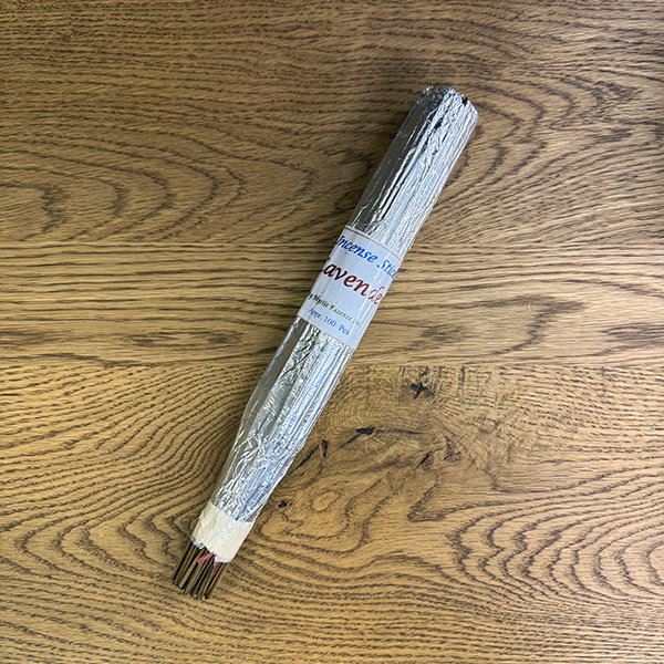 アルコールフリーの香水や天然素材のオイルを練り込んで手作業で仕上げられたお香。