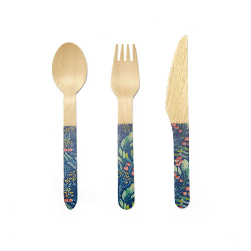 スプーン、フォーク、ナイフが各10本入ったフローラルデザインのウッドカトラリーセット。