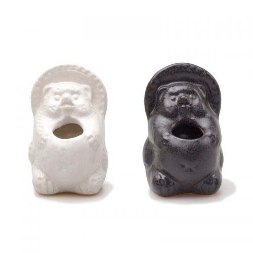 かわいいタヌキの爪楊枝入れ。