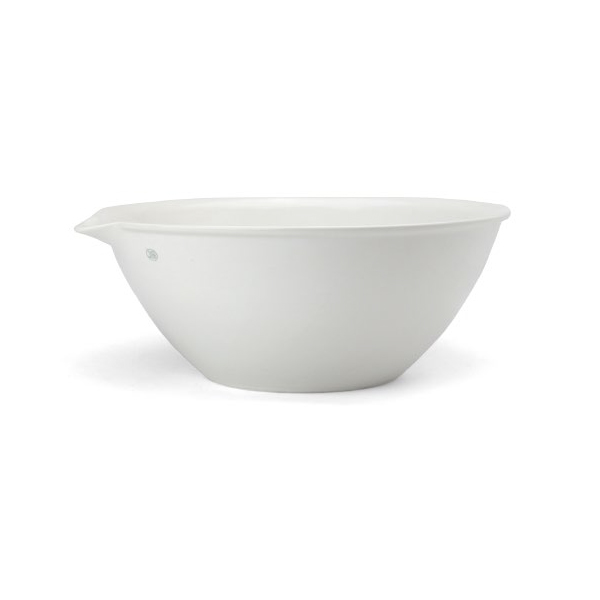 キッチンにスタイリッシュでシンプルな雰囲気を添える磁器製の器。