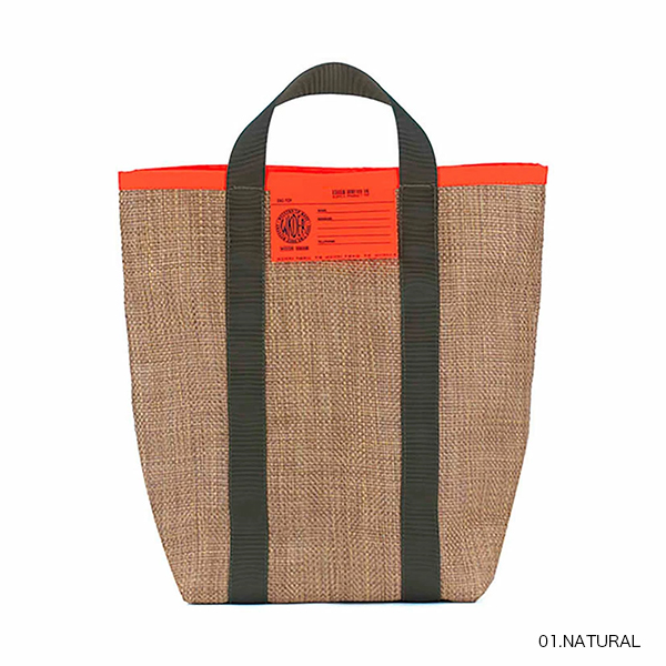 化学繊維ながら自然素材のような風合いのバッグ。