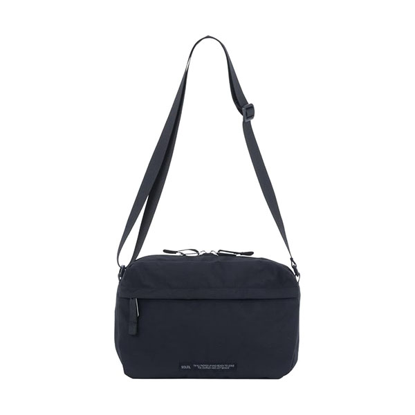 カジュアルに毎日使いやすく、コンパクトなバッグです。