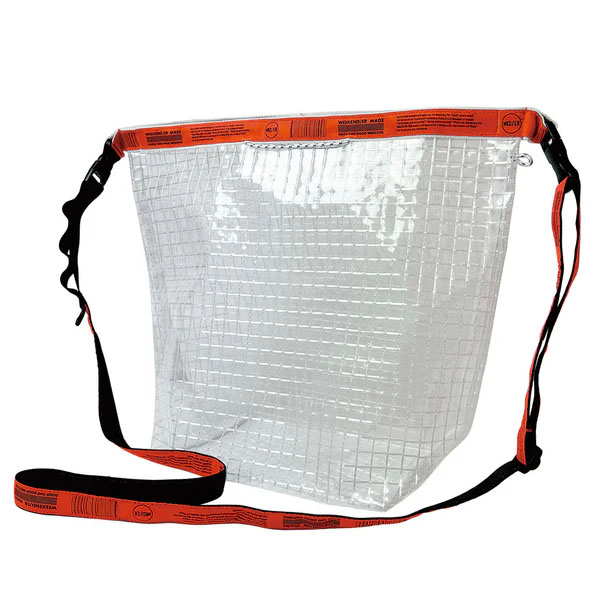 透明の塩化ビニールに、ポリエチレンの糸を格子状に入れた素材を使用