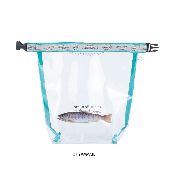 クリア塩ビ素材に人気の高い川魚をプリントしたロールトップ型ショルダーバッグ。