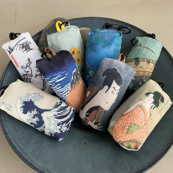 お土産にもなるエコバッグ。