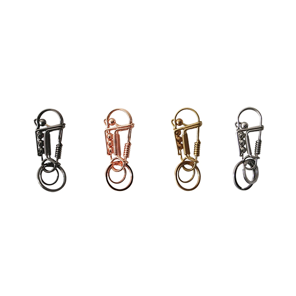 どこかスチームパンクのような雰囲気を持ち合わせた、１本の鋼線を曲げて仕立てたカラビナ。