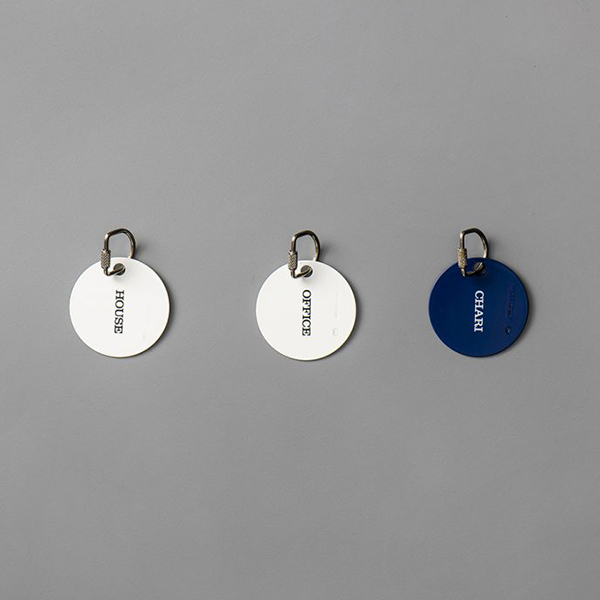 真鍮製のプレートに塗装加工を施したキーフォブ