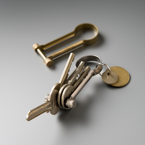 真鍮製のシャックルタイプのキーリングになります。