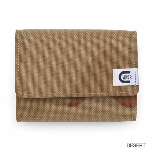 紙幣、コイン、運転免許証、カード1枚程度の必要最小限を収納。