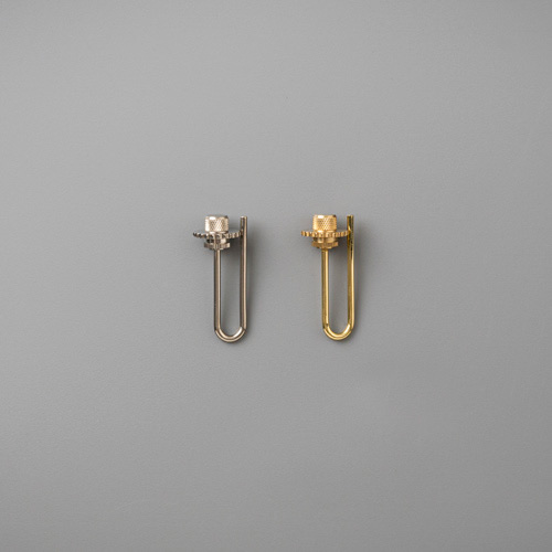 切削で作られた機械のパーツの様なヘッドパーツが特徴のキーリング。