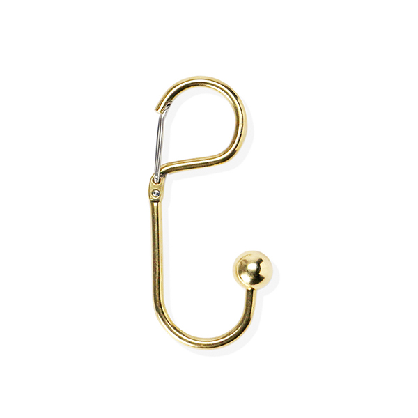 着脱しやすく、クラシカルな雰囲気のするカラビナタイプのキーリング