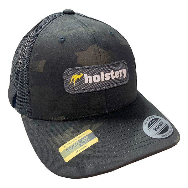 キャップの左右に伸縮性ループが付いたメッシュキャップ。