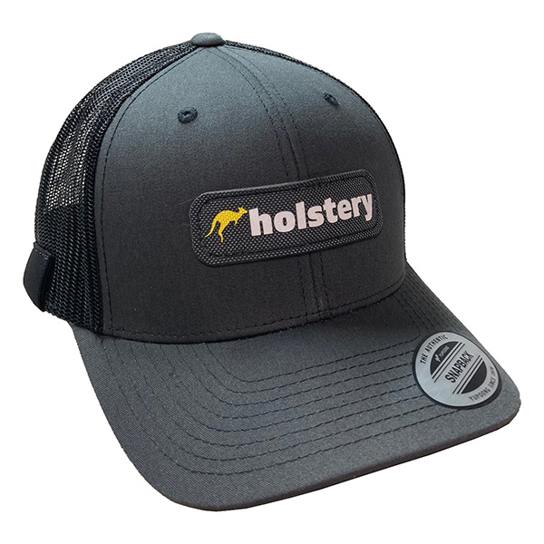 キャップの左右に伸縮性ループが付いたメッシュキャップ。