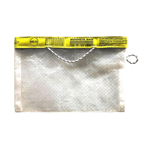 アウトドアで気兼ねなく使えるフラットケース。