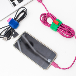 カラフルな色が目を引く、マジックテープ式のケーブルタイ。