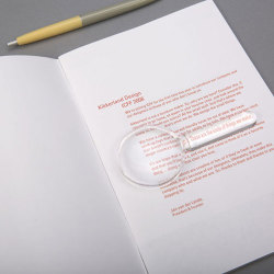 レンズとハンドル部分で倍率が変わる拡大鏡。