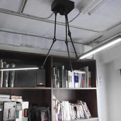 三方向に伸びるアームが天井空間に堂々と佇むLEDライト。