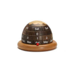 お部屋のインテリアとも相性の良い高級感と木目の暖かさを兼ね備えた万年カレンダー。