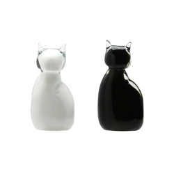 透明ガラスの中に色ガラスを封入した、猫モチーフのハンドメイドオブジェ。