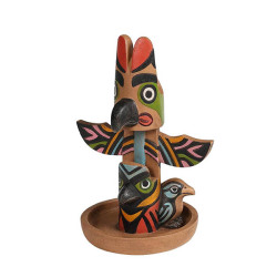 ユニークなスカルプチャーポールのメガネ置き。