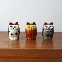 インドの職人が一つひとつ丁寧に手描きで仕上げた、猫モチーフのパピエマシェ小物入れ。