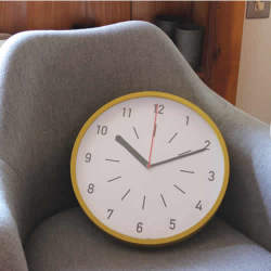 視認性の良いオリジナルの文字盤デザインに丸みを帯びた長短針をセレクト。