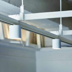 手の平サイズのコンパクト設計ながら100W形電球相当の高機能LEDで驚くほどの明るさ