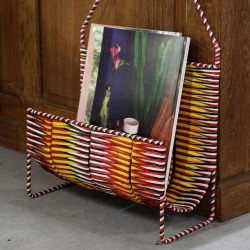 雑誌はもちろんのこと玄関にてルームシューズを収納したり。