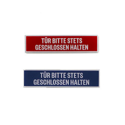 ドアは常に閉じておいてくださいとドイツ語で書かれたマグネット付きのサインプレート