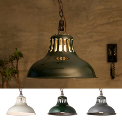 ボリューム感あるシルエットとシックなカラー