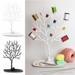 鹿からニョキーッ！と生えた大きな大きなツノに思う存分ホールドできる、アクセサリーホルダー。