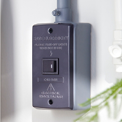 壁面のスイッチパネルをスタイリッシュに変身させるスイッチプレートは小さいながらも存在感抜群。