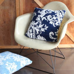 ペイズリーパターンの上品なクッションカバー