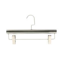 太めのシルエットと美しいステンレスの質感が際立つハンガー。