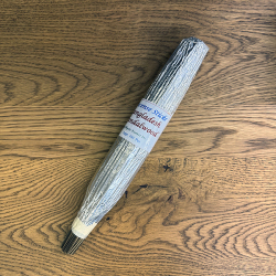 アルコールフリーの香水や天然素材のオイルを練り込んで手作業で仕上げられたお香。