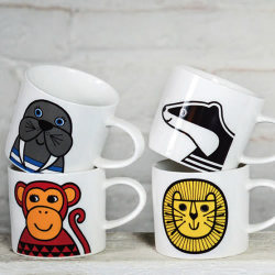 彼女はいつもおもちゃをデザインできるようにと新しい動物デザインのイラストを書き下ろしています。