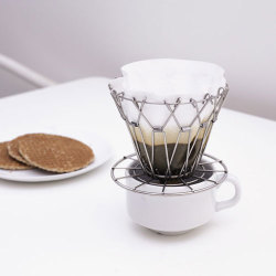 使用しない時はコンパクトに折り畳んで収納できるワイヤー製コーヒードリッパー。