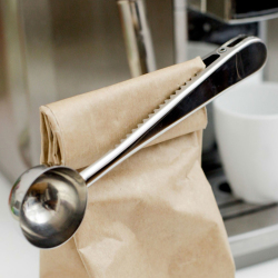袋にクリップしておけるステンレス製の計量スプーン。